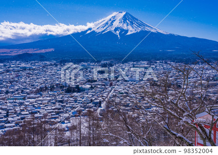 (Yamanashi Prefecture) Mt. Fuji seen from Arakurayama Sengen Park in the snow 98352004