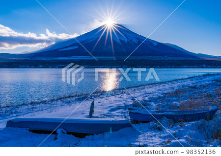 (Yamanashi Prefecture) Lake Yamanaka Diamond Fuji 98352136