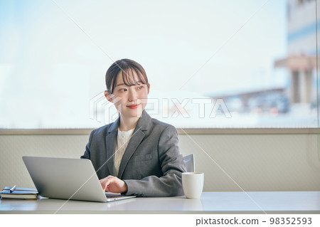 年輕女子在辦公室的電腦上打字 98352593