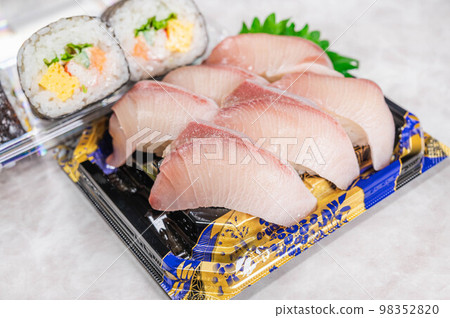 天然鰤魚握壽司和沙拉卷 98352820