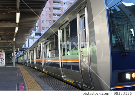 出站的“JR西日本207系列車” 98353136