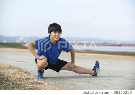 Junior high school boy warming up Junior high school boy warming up 98353299