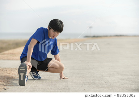 Junior high school boy warming up 98353302