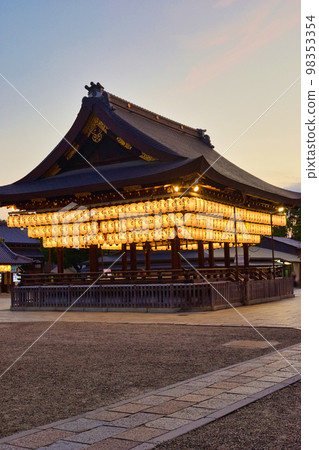 Beautiful sunset at Yasaka Shrine Maiden 98353354