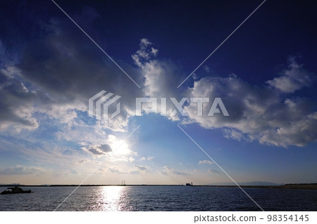 動態雲彩和進港船隻的港口風景・冬天・超廣角・天空為主・230105pm 動態雲彩和進港船隻的港口風景・冬天・超廣角・天空為主・230105pm 98354145
