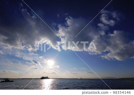 動態雲彩和進港船隻的港口風景・冬天・超廣角・天空為主・230105pm 動態雲彩和進港船隻的港口風景・冬天・超廣角・天空為主・230105pm 98354146