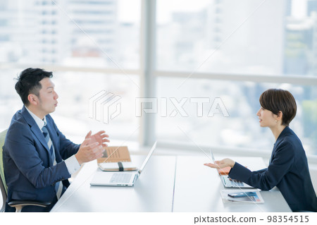 在聯合辦公空間開會的商人 98354515