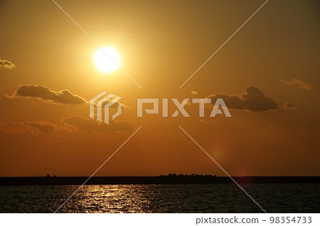 Silhouette of sunset and breakwater, winter, 230105pm 98354733
