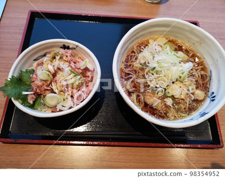 Kake soba and green onion small bowl of "Sobaichi" in Kaihin Makuhari 98354952