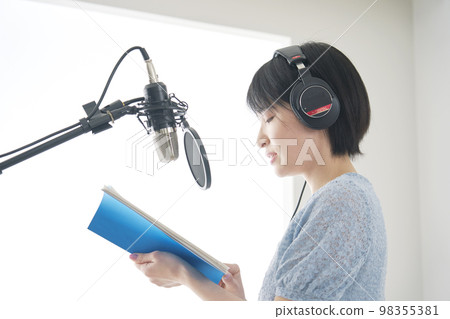 narrator woman narrating narrator woman narrating 98355381