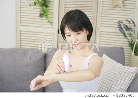 在家做手臂自我脫毛的女人 在家做手臂自我脫毛的女人 98355403