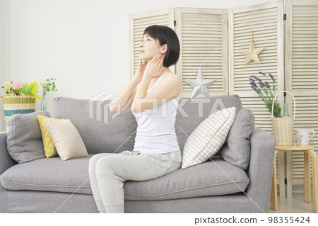 在家做頸部淋巴按摩的女人 98355424