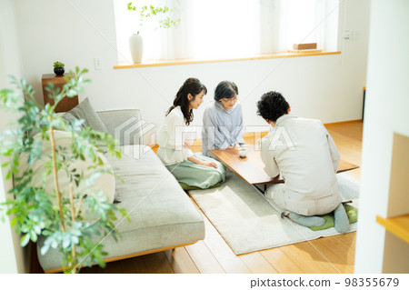 Senior woman consulting for renovation 98355679