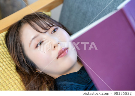 躺在沙發上看書的女人 98355822