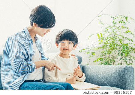 Children and mothers studying in the living room 98356197