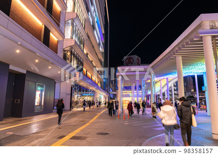 《Kanagawa Prefecture》Yokohama station square Busy night downtown 《Kanagawa Prefecture》Yokohama station square Busy night downtown 98358157