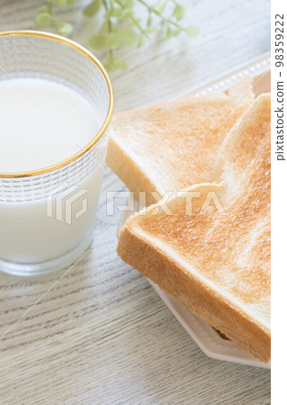 早餐吐司和牛奶 早餐吐司和牛奶 98359222