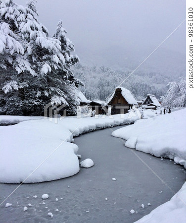 Shirakawa-go with beautiful snow scenery Shirakawa-go with beautiful snow scenery 98361010
