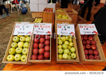 Kuroishi Apple Festival Apple Market (Kuroishi City, Aomori Prefecture) Kuroishi Apple Festival Apple Market (Kuroishi City, Aomori Prefecture) 98362819