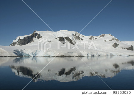 Snowy mountains in Paraiso Bay, Antartica. 98363020