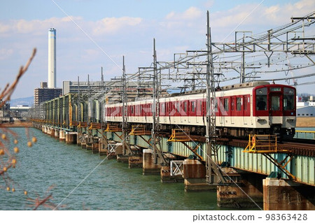 [Kintetsu] Series 1026 crossing the Yodogawa Bridge (Hanshin Namba Line: Denpo-Fuku) 98363428