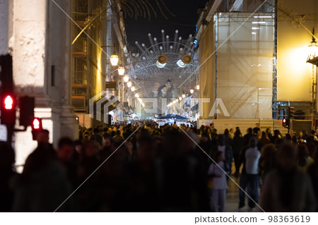 People walk along lisbon's main street decorated for christmas 98363619