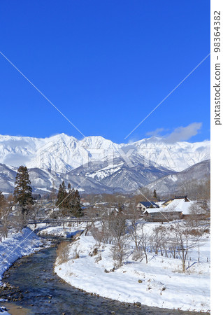 白馬冬季陽光明媚的大出公園和北阿爾卑斯山 98364382