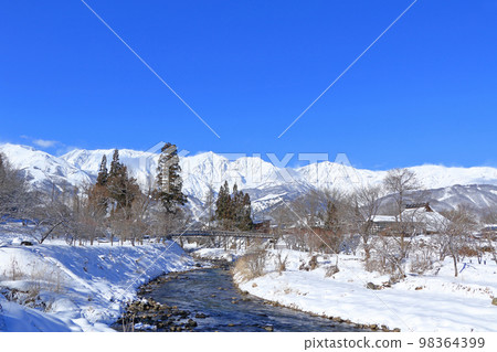 白馬冬季陽光明媚的大出公園和北阿爾卑斯山 98364399