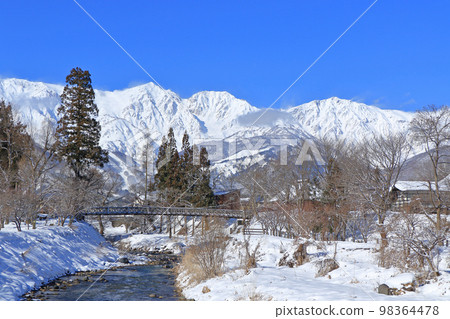 白馬冬季陽光明媚的大出公園和北阿爾卑斯山 98364478