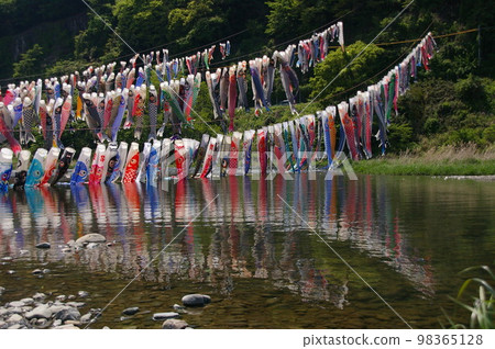 Children's Day tradition Sagami Takada Bridge Approximately 1200 carp streamers Preparations begin and swim in the river and soar into the sky 19 Children's Day tradition Sagami Takada Bridge Approximately 1200 carp streamers Preparations begin and swim in the river and soar into the sky 19 98365128