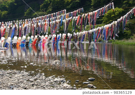 兒童節傳統 相模高田橋 約 1200 條鯉魚旗 準備工作開始，在河中游泳並飛向天空 20 98365129