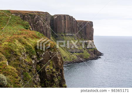 View toward the pillars of the Kilt Rock in the Isle of Skye in Scotland. 98365171
