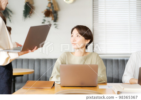 Women working in casual office 98365367