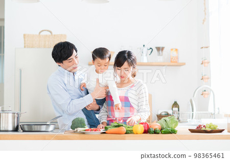 一個年輕家庭在廚房裡 98365461