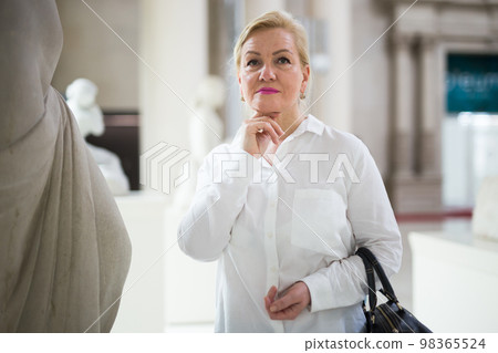 Portrait of senior woman visiting exposition at museum 98365524