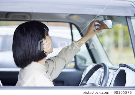 駕駛汽車的年輕日本婦女 98365876