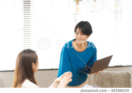 A woman giving a presentation 98366039