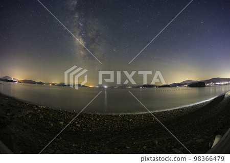 瀨戶內海的初夏星空,銀河從島嶼的陰影中升起 瀨戶內海的初夏星空,銀河從島嶼的陰影中升起 98366479