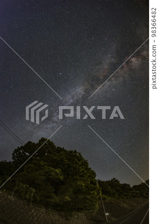 初夏的星空,東北天的銀河和夏季大三角 初夏的星空,東北天的銀河和夏季大三角 98366482