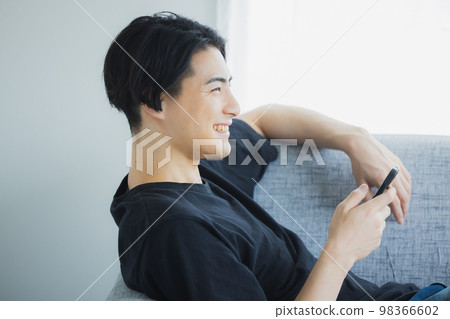 看見在沙發的一個人一個智能手機 98366602