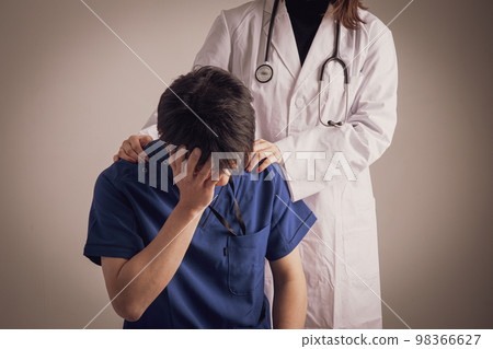 安慰同事的醫生 Doctor 安慰同事的醫生 Doctor 98366627