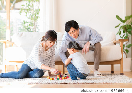 A young family relaxing in the living room　 98366644
