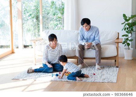 一個在客廳裡放鬆的年輕家庭 98366646