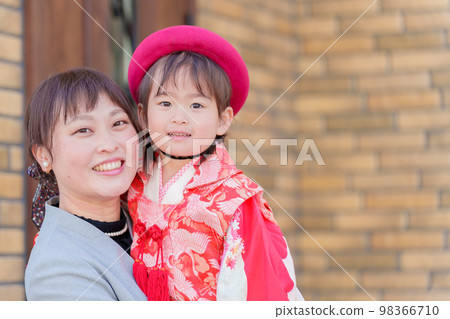 Girl and mother taking a commemorative photo of Shichigosan 98366710