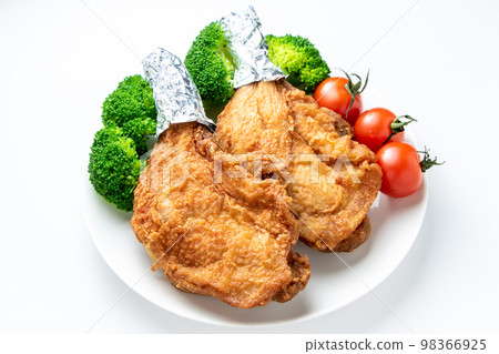 炸雞（帶骨）。 （白色背景） 98366925