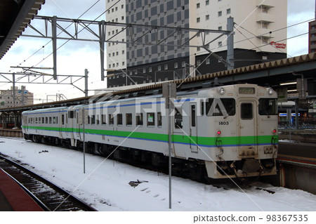 Hakodate Main Line Kiha 40 stopping at Hakodate Station in winter (Hakodate area) 98367535