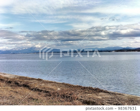 Daisen in winter seen from Nakaumi (Shimane prefecture side) Daisen in winter seen from Nakaumi (Shimane prefecture side) 98367631