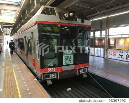 開往湘南江之島的新年紀念列車在湘南單軌電車大船站候車 98367992