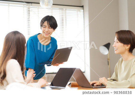 開會的婦女 開會的婦女 98368838