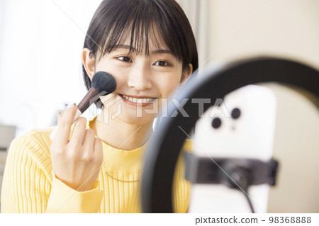 一位在網上傳播如何化妝的年輕女性 98368888